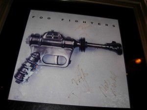 il rock dei foo fighters autografato